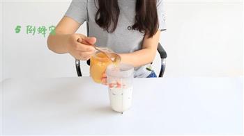 夏日良饮-冰爽草莓奶昔的做法步骤5