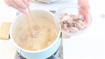 宝宝辅食微课堂  玉米排骨汤的做法步骤4