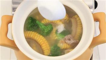 宝宝辅食微课堂  玉米排骨汤的做法步骤8