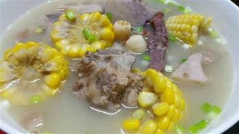 莲藕玉米排骨汤的做法步骤1