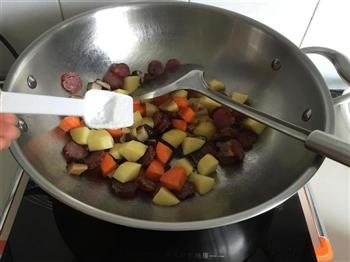 腊肠土豆焖饭的做法步骤3