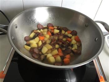 腊肠土豆焖饭的做法步骤5