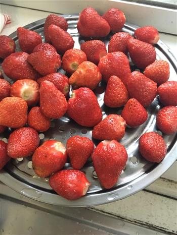 草莓罐头的做法步骤2