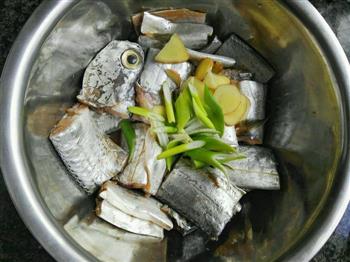 香煎带鱼的做法步骤3