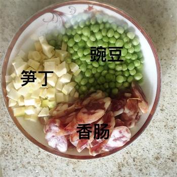 春笋豌豆香肠饭的做法图解1