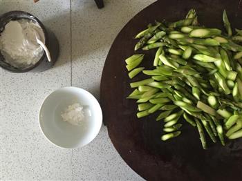 健康快手初级简单素菜-清炒芦笋的做法步骤1