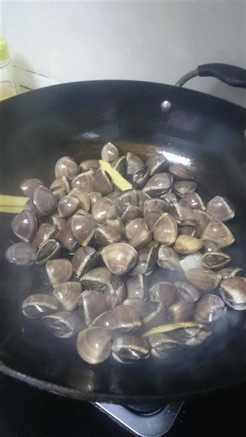 紫苏炒蛤蜊的做法步骤3