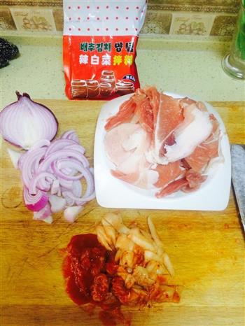 辣白菜炒肉的做法步骤1
