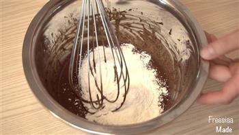 可可戚风 巧克力围边奶油蛋糕的做法步骤3