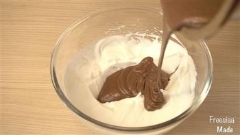 可可戚风 巧克力围边奶油蛋糕的做法步骤7