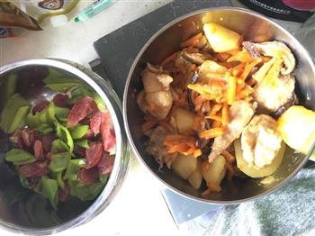 香菇鸡肉青椒腊肠焖饭的做法步骤3