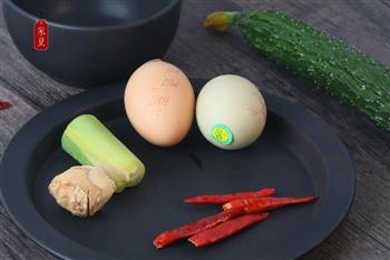 家常黄瓜炒鸡蛋 超级美味简单快手菜的做法图解1