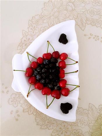樱桃蓝莓桑葚果盘的做法图解1