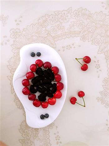 樱桃蓝莓桑葚果盘的做法图解2