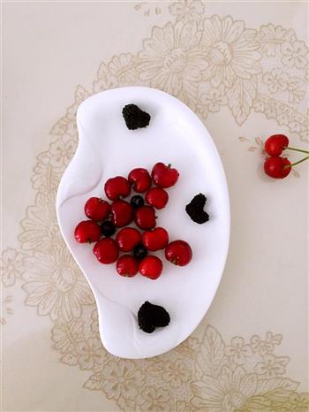 樱桃蓝莓桑葚果盘的做法步骤3