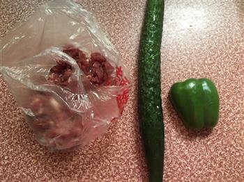 青椒黄瓜炒肉的做法步骤1