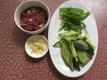 青椒黄瓜炒肉的做法步骤2