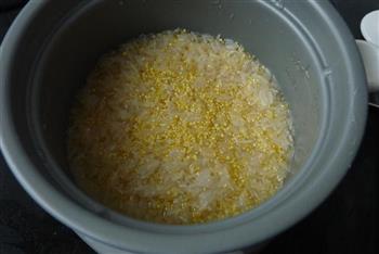 海参肉饼小米饭的做法步骤2