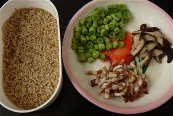 腊肉香菇炒糙米饭的做法图解1