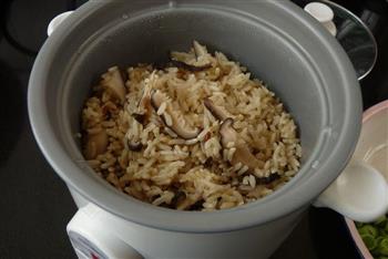 腊肉香菇炒糙米饭的做法步骤5
