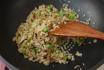 腊肉香菇炒糙米饭的做法图解8