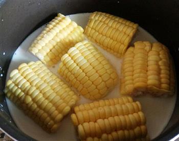 奶香玉米棒的做法步骤2