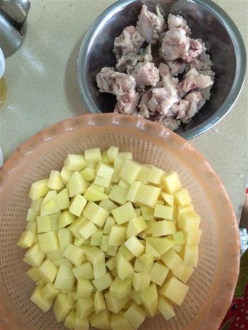 土豆排骨焖饭的做法步骤1