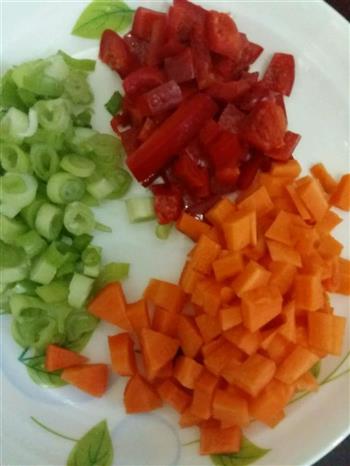 五彩蔬菜蛋炒饭的做法步骤1