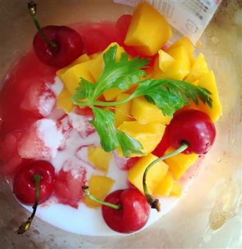 夏季自制冷饮西瓜芒果冰沙比吃雪糕营养多了的做法步骤4