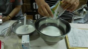 牛奶椰丝小方的做法步骤2