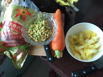 腊味菠萝鸡丁焖饭的做法图解1