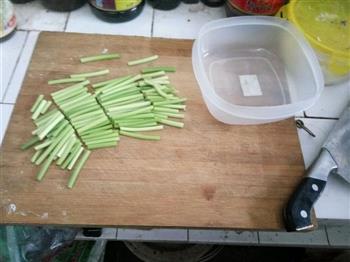 爽脆简单腌蒜苔的做法步骤2