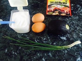牛油果焗蛋的做法步骤1
