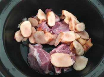 土茯苓扁豆薏米排骨汤的做法步骤1