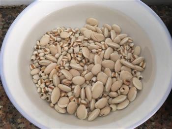 土茯苓扁豆薏米排骨汤的做法步骤2