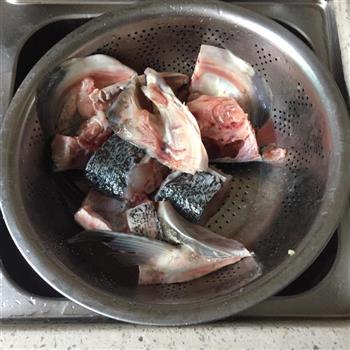 砂锅鱼头煲的做法步骤1