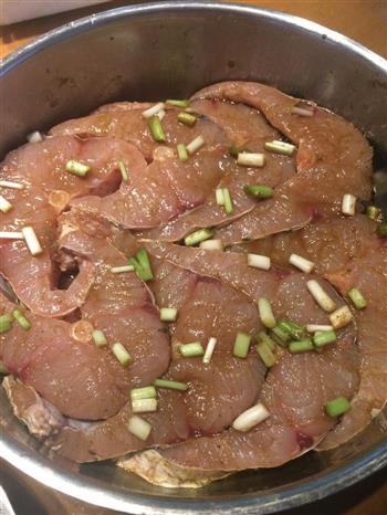 三汁焖锅鱼的做法步骤3