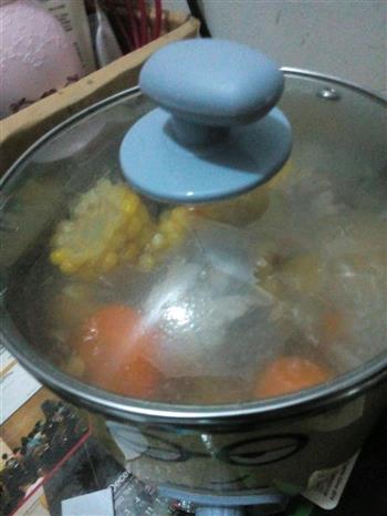 胡萝卜玉米排骨汤的做法图解2