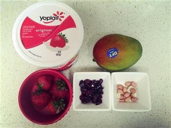 清凉一夏-高颜值什锦水果蔓越莓炒酸奶的做法步骤1
