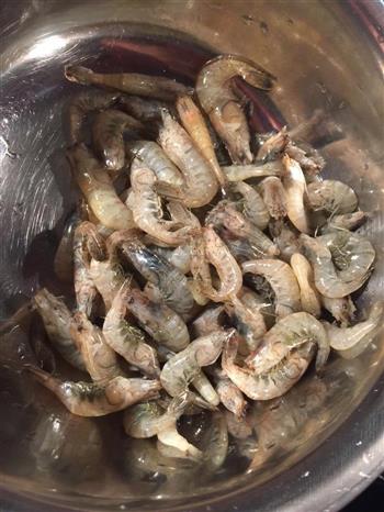 洋葱炒河虾的做法步骤1