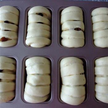 葡萄干小面包卷的做法步骤9