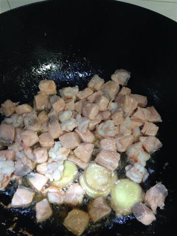 我家有个小吃货-三文鱼海鲜炒饭的做法步骤4