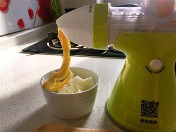 芒果酸奶冰淇淋—果语儿童原汁机的做法步骤3