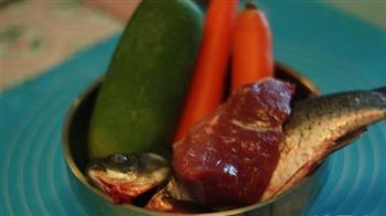 青红萝卜鲫鱼汤的做法步骤1