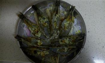 蒜蓉粉丝蒸大虾的做法步骤1