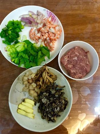 最适合孩子的营养粥-香菇木耳海鲜肉丸粥的做法步骤1