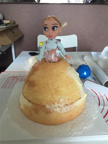 冰雪奇缘翻糖公主蛋糕的做法步骤1