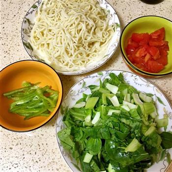 西红柿青菜炒面的做法步骤1