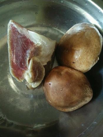 腊肉香菇粽的做法图解1