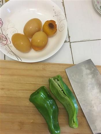 青椒皮蛋的做法步骤1